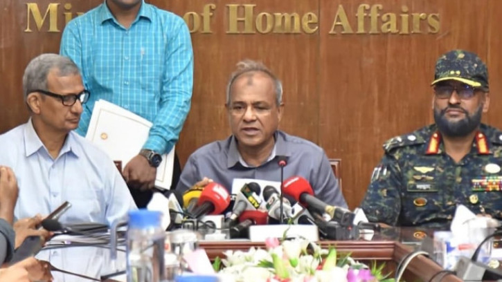 লুট হওয়া পুলিশের অস্ত্র উদ্ধারে তথ্য দিলে পুরস্কার: স্বরাষ্ট্র উপদেষ্টা
