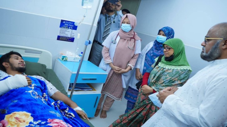 আহত চবি শিক্ষার্থীদের দ্রুত আরোগ্য কামনা করলেন স্বাস্থ্য উপদেষ্টা