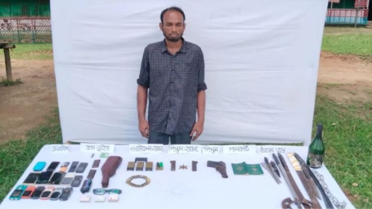 টিকছড়িতে সেনা অভিযানে অস্ত্র, গুলি ও মাদকসহ গ্রেপ্তার ১