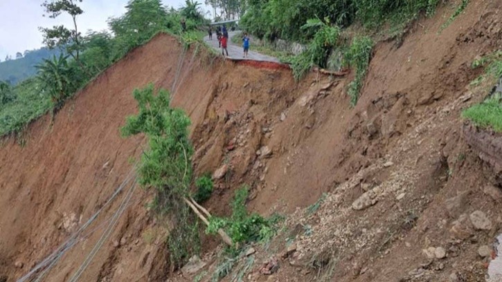 ভারি বর্ষণে পাহাড় ধসে সাজেকের সঙ্গে সড়ক যোগাযোগ বন্ধ