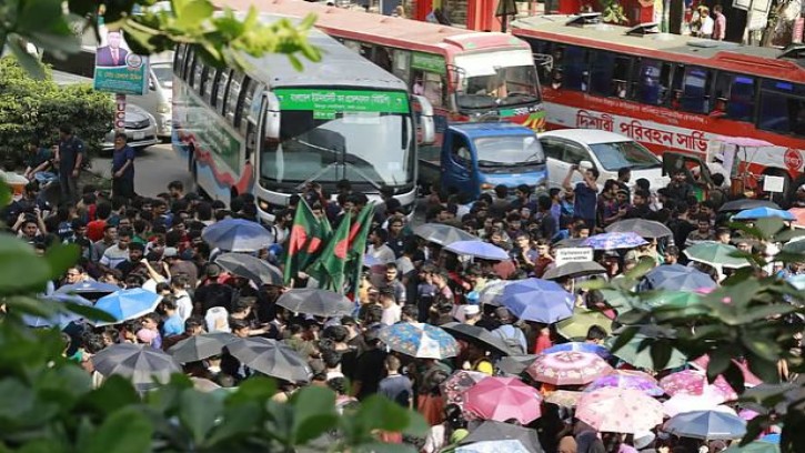 প্রকৌশলী’ পদবি ইস্যুতে উত্তাল শাহবাগ, শিক্ষার্থীদের অবরোধ
