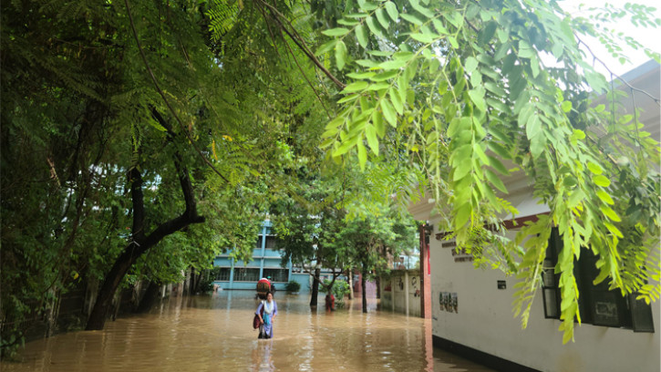ঢাবির কুয়েত-মৈত্রী হল : ১২ ঘণ্টা পরেও পানি নামেনি, খাবার-পানি সংকট, বিদ্যুৎ নেই