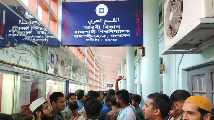  তিন মাসেও রেজাল্ট নয়, তালা ঝুলিয়ে বিক্ষোভে রাবির শিক্ষার্থীরা
