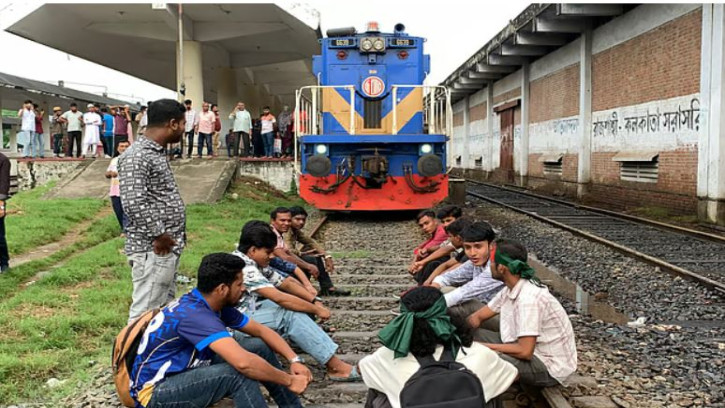 রাজশাহীতে ট্রেন পছন্দ না হওয়ায় ‘জুলাই যোদ্ধাদের’ বিক্ষোভ, রেললাইনে বসে পড়েন অনেকে