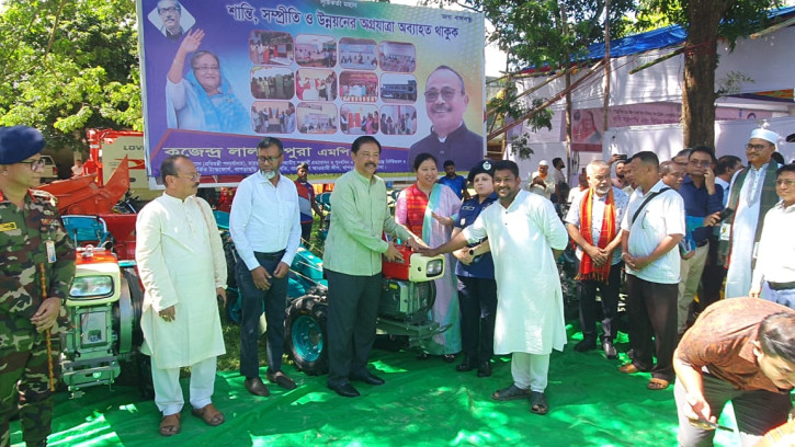 কৃষকদের মাঝে কৃষি যন্ত্রপাতি ও অনুদানের চেক বিতরণ করলেন পার্বত্য মন্ত্রী