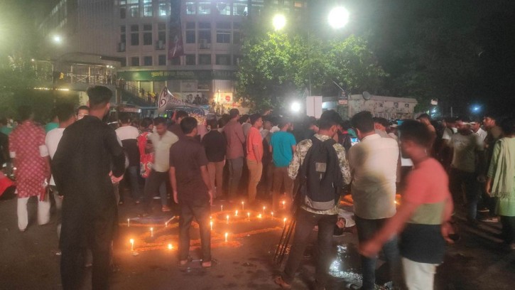 শাহবাগে মোমবাতি জ্বালিয়ে চাকরিপ্রত্যাশীদের আন্দোলন